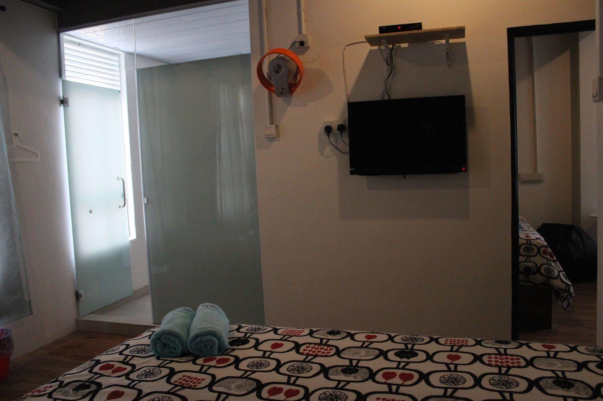 Snooze Too Hotel 2*